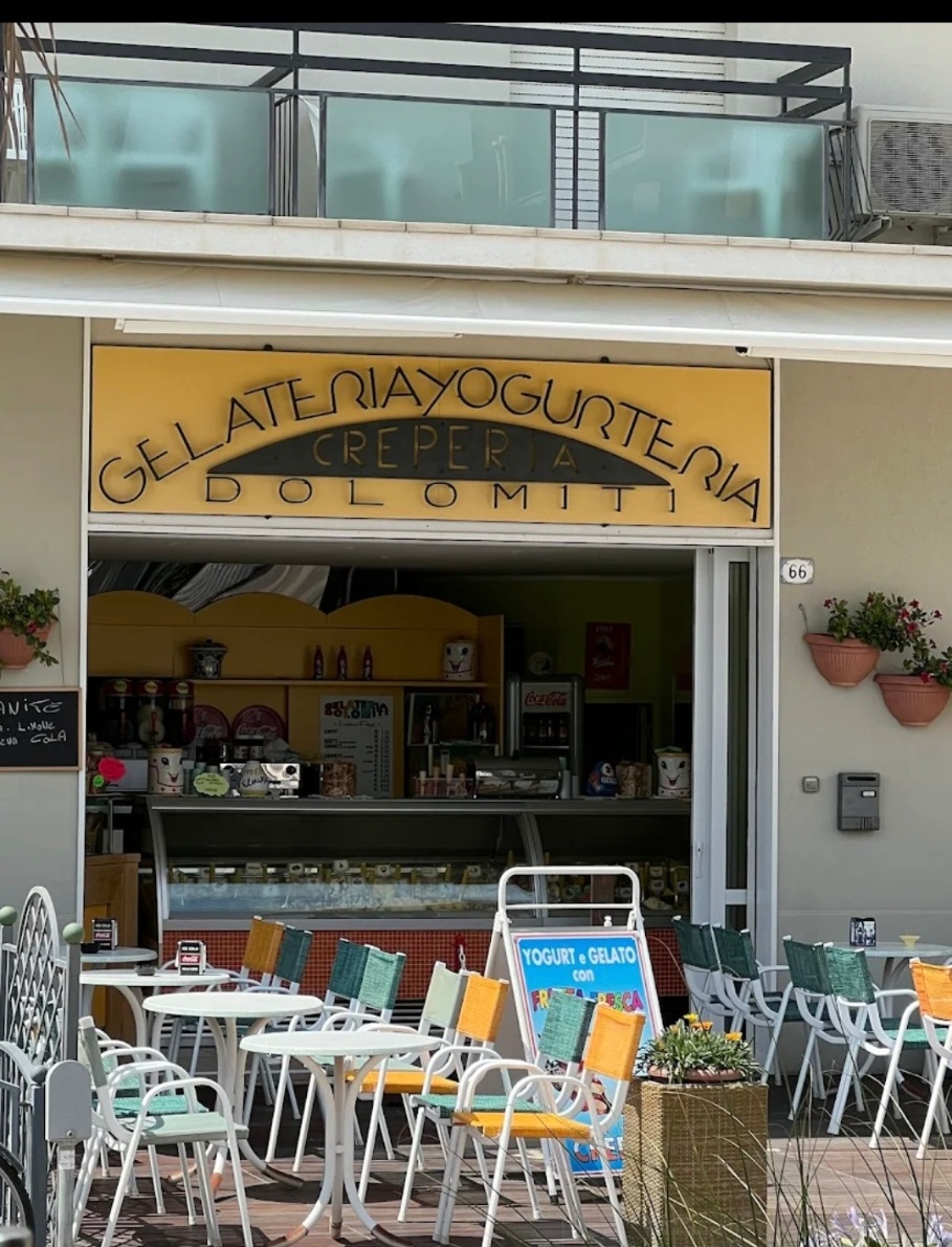 Ingresso della Gelateria Creperia Dolomiti con i tavolini all'aperto